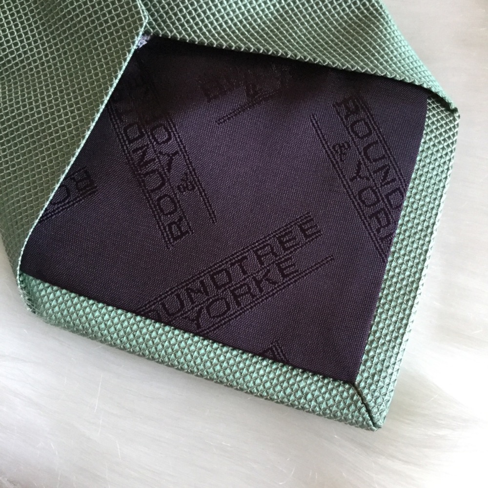 Roundtree & Yorke Goofy Embroidered Green Silk Tie - Picture 3 of 6